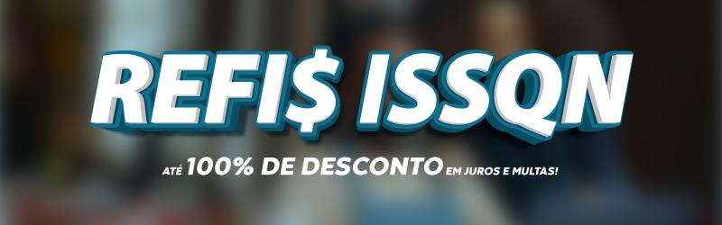 Imagem promocional com fundo desfocado. Em destaque, texto grande central: “REFIS ISSQN”. Abaixo, em letras menores: “Até 100% de desconto em juros e multas!”. As palavras aparecem em branco com contorno azul, em estilo tridimensional, ocupando quase toda a largura do banner.