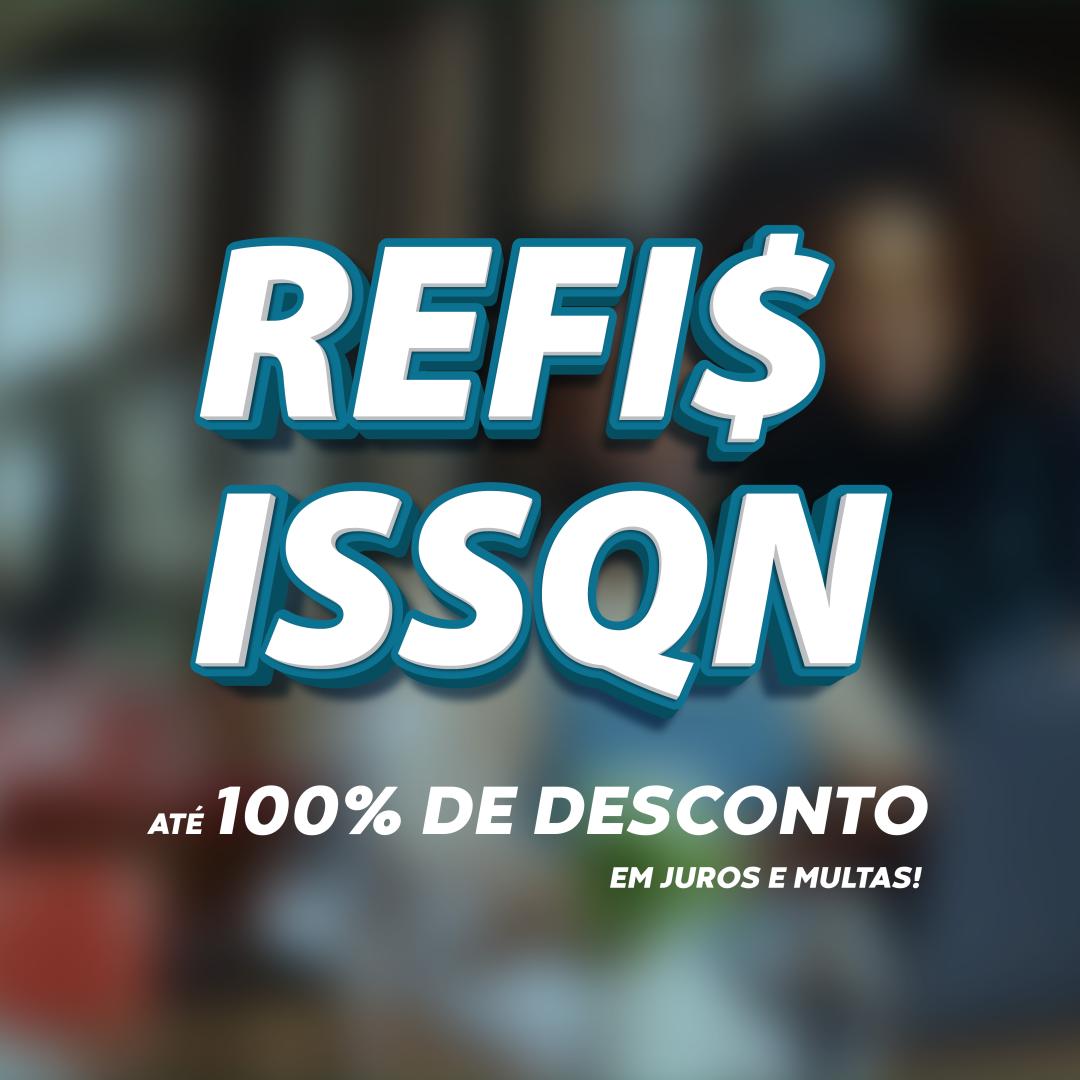 Imagem promocional vertical com fundo desfocado. No centro, texto grande em branco, com contorno azul e efeito tridimensional: “REFIS ISSQN”. Abaixo, em letras menores, lê-se: “Até 100% de desconto em juros e multas!”. O texto ocupa quase toda a área do banner e é o principal destaque visual.